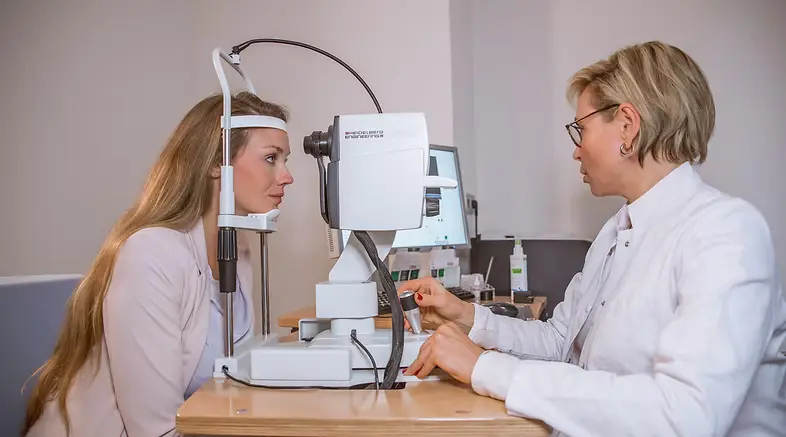 8 A. Funck prüft die Augen